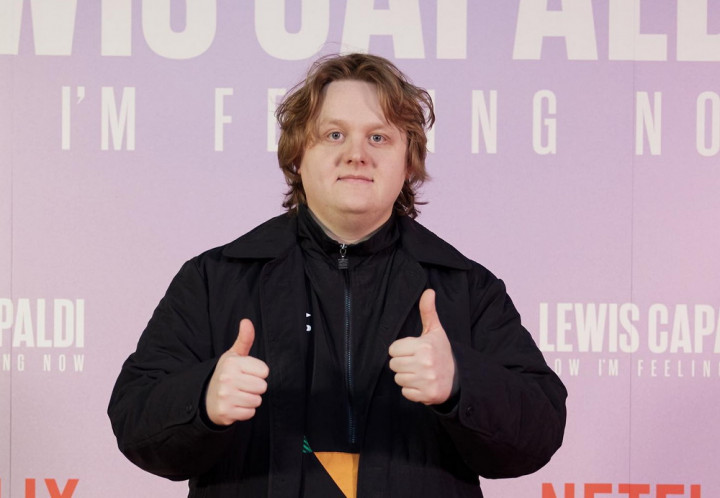 Yah, Lewis Capaldi Batal Manggung di Indonesia