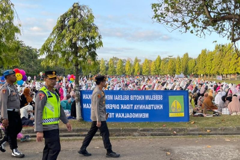 Kepala Kepolisian Resor Kota Denpasar Komisaris Besar Bambang Yugo Pamungkas (depan) berjalan di samping jemaah yang melaksanakan Salat Iduladha 1444 hijriah di Lapangan Niti Mandala Renon, Denpasar, Bali, Rabu, 28 Juni 2023. Antara/HO-Humas Polresta Denp
