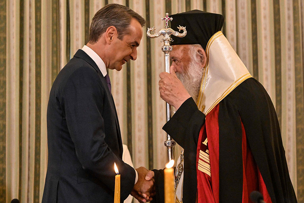 Foto Terpopuler: Mitsotakis Kembali Dilantik sebagai PM Yunani hingga Kapal Induk AS Merapat di Vietnam