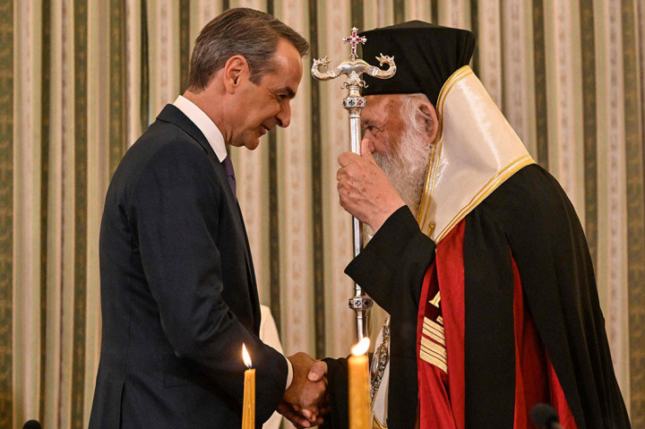 Foto Terpopuler: Mitsotakis Kembali Dilantik sebagai PM Yunani hingga Kapal Induk AS Merapat di Vietnam