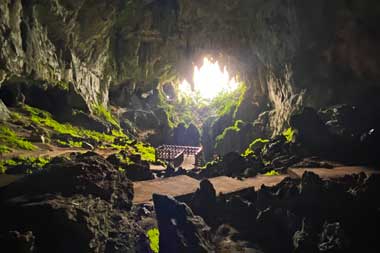 Stalaktit Stalagmit Eksotis Berbalut Legenda Mistis di Gua Peri