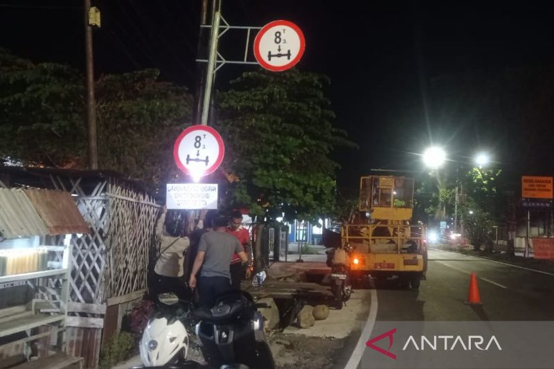Truk tonase besar dilarang melintas di Jalan Hibrida, Kelurahan Sido Mulyo, Kota Bengkulu. Foto: Branda ANTARA