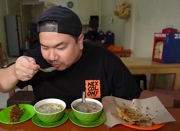 Brak! Begini Momen Kocak Nex Carlos Nyungsep ke Mangkuk Soto Gegara Kursi Patah