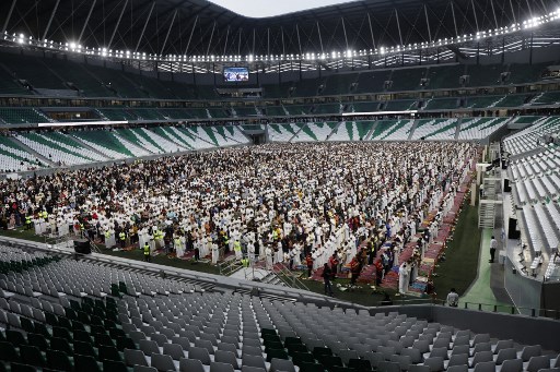 Puluhan Ribu Umat Muslim Salat Iduladha di Lapangan Stadion Piala Dunia
