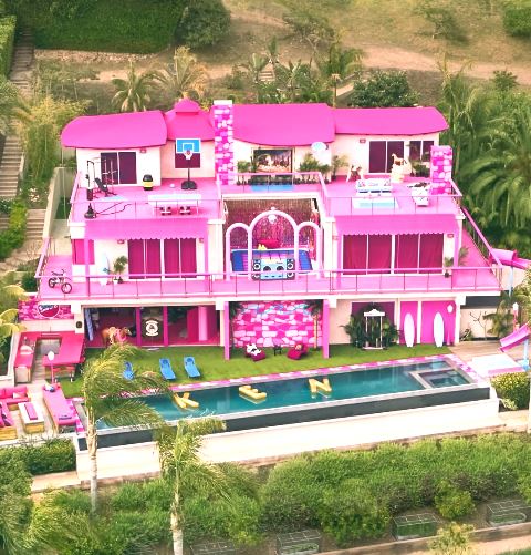 Bukan mimpi, kamu bisa banget menginap di rumah Barbie. (Foto: Dok. Instagram resmi Airbnb/@airbnb)