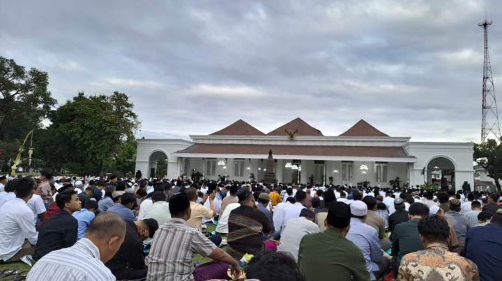 Ribuan Warga Yogyakarta Salat Id Bersama Presiden di Kawasan Gedung Agung