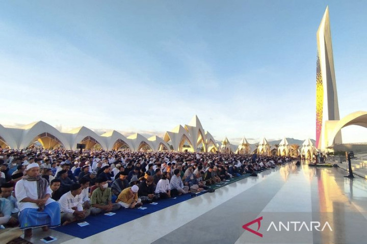 Ridwan Kamil Bersama Ribuan Warga Jabar Gelar Salat Id Pertama di Masjid Al-Jabbar