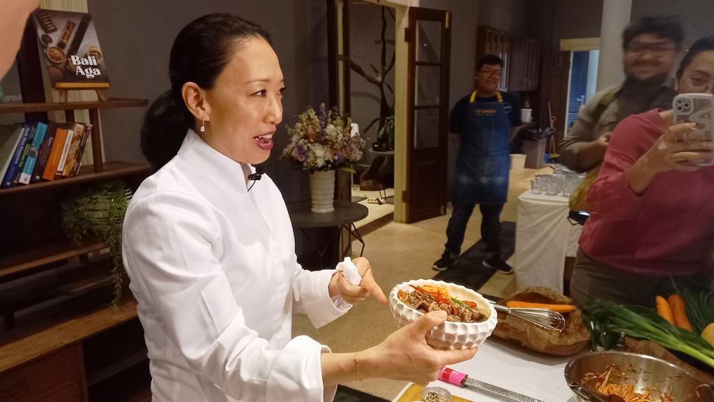  Chef Judy Joo mempresentasikan menu yang dibuatnya Bulgogi beef. Foto: Aulia/Medcom