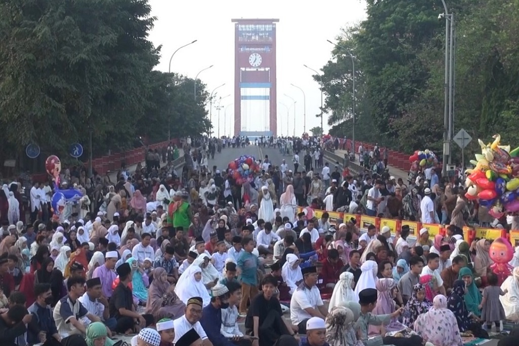 Salat Iduladha di Palembang Dipadati Warga Hingga ke Jembatan Ampera