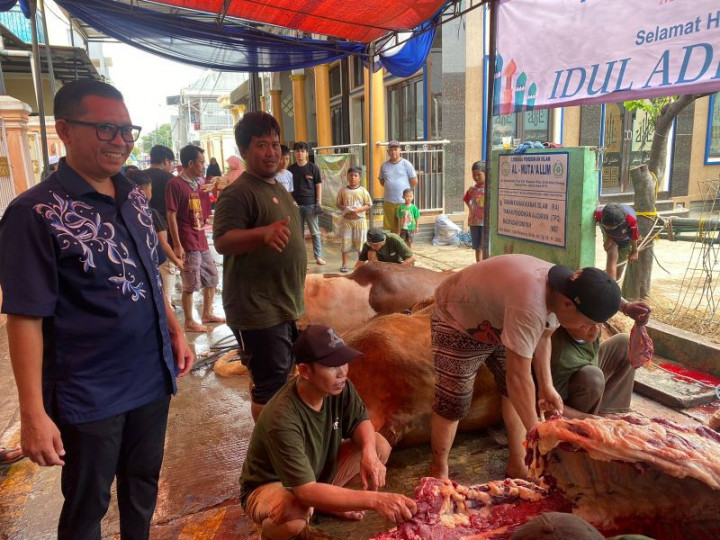 Sahroni Bagikan 22,5 Ton Daging Kurban ke Penjuru Jakut dan Jakbar