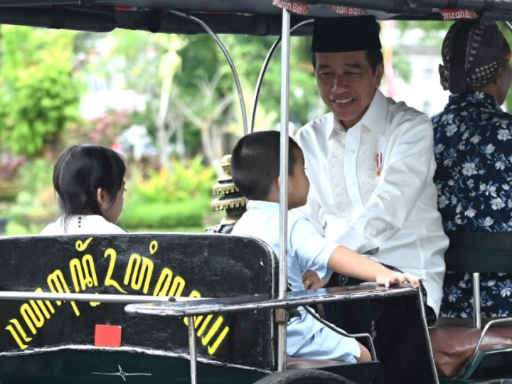 Libur Iduladha, Presiden Jokowi Emong Cucu dan Sapa Masyarakat di Depan Istana Yogyakarta