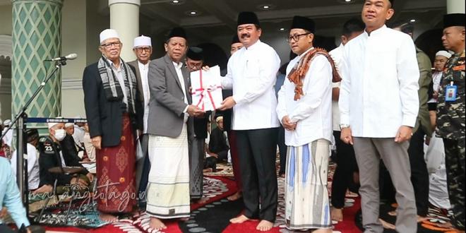 Menteri ATR/BPN Serahkan 10 Sertifikat Tanah Wakaf Masjid di Malang