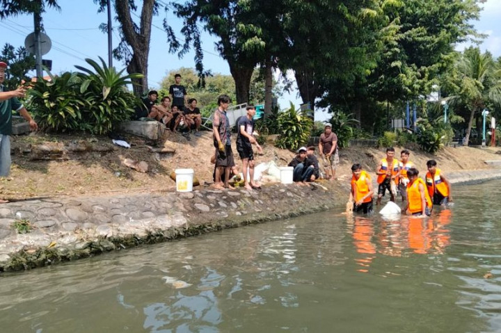 DLH Surabaya Masih Dapati Warga Cuci Rumen Hewan Kurban di Sungai