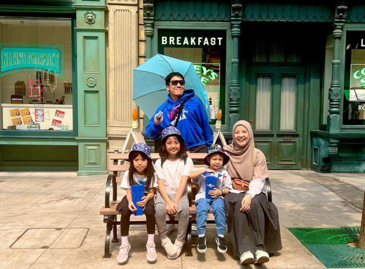 Usai Resmi Cerai, Desta dan Natasha Rizki Liburan Bareng