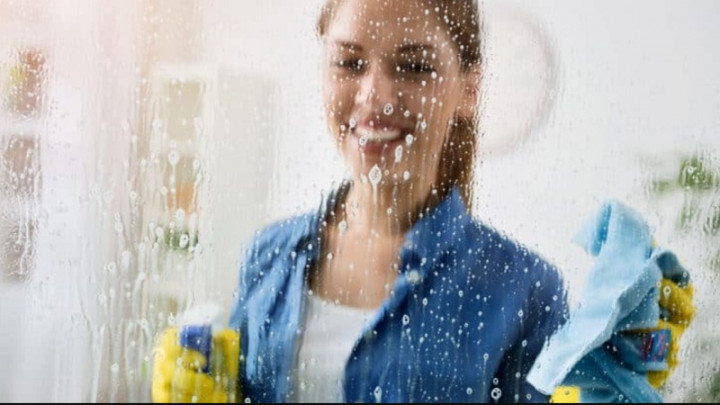 Biar Kinclong, Begini Cara Membersihkan Kaca Jendela yang Tepat
