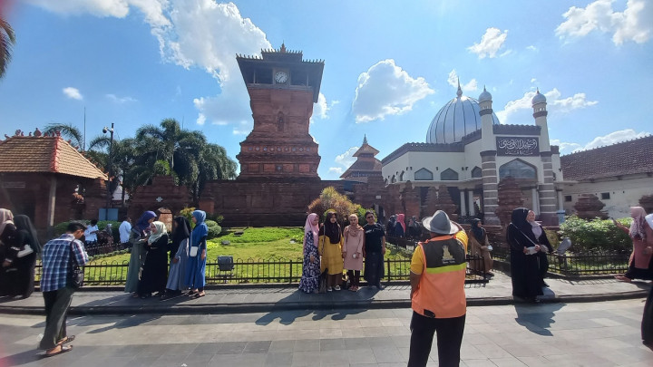 Libur Iduladha, Masjid dan Menara Kudus Ramai Dikunjungi Wisatawan