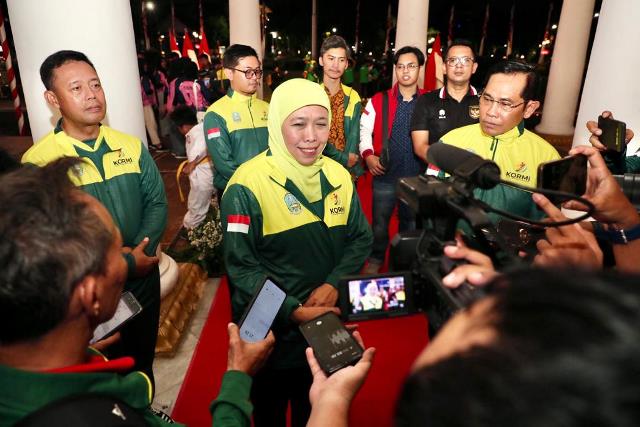 Gubernur Jawa Timur Khofifah Indar Parawansa saat melepas 1.592 kontingen Kormi Jatim yang akan berlaga di ajang Fornas VII.