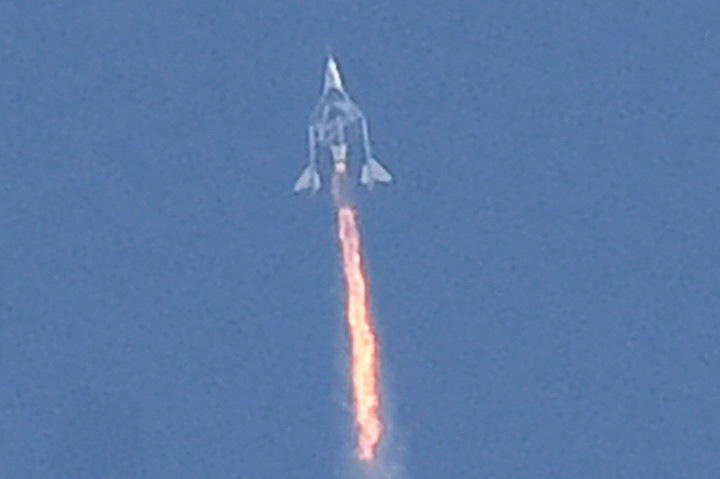 Akhirnya! Virgin Galactic Bawa Wisatawan Perdana ke Luar Angkasa