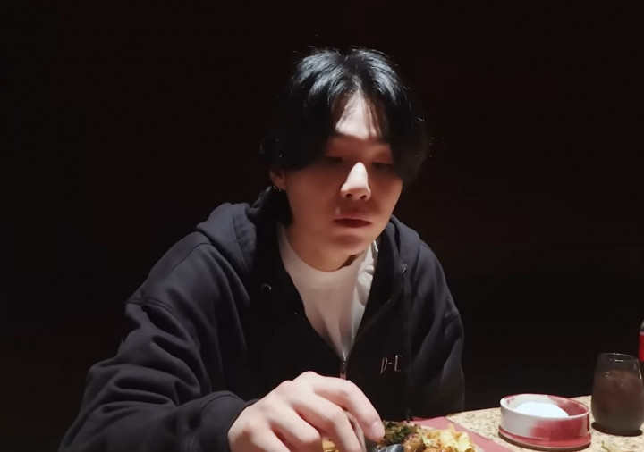 Konser di Jakarta, Suga BTS Pamer Makan Makanan Indonesia, Apa Saja?