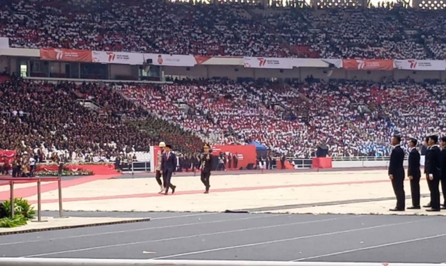 Alasan Jokowi Jalan Kaki Cek Pasukan HUT Bhayangkara: Rumput Stadion GBK Tidak Boleh Rusak