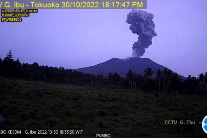 Gunung Ibu Erupsi Setiggi 600 Meter