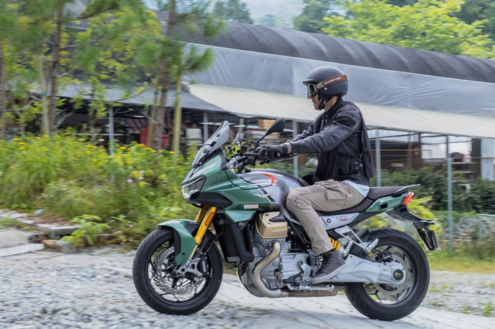 Moto Guzzi V100 Mandello Kawinkan Gaya Roadster & Tourer