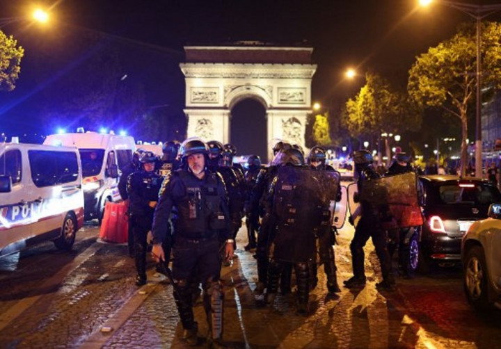 Kerusuhan Malam Kelima, Polisi Evakuasi Turis dari Champs-Elysees Paris