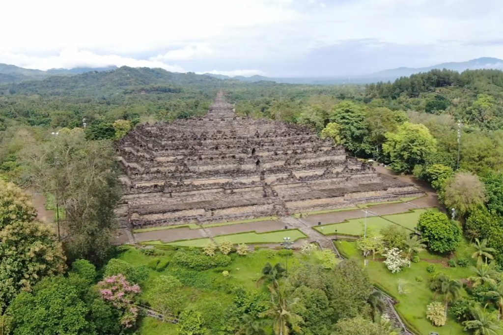 Hari Terakhir Cuti Bersama, Ribuan Wisatawan Padati Kawasan Candi Borobudur