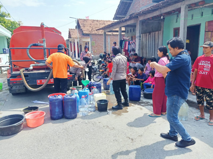 Alami Kekeringan, BPBD Pasok Air Bersih ke 6 Desa di Demak