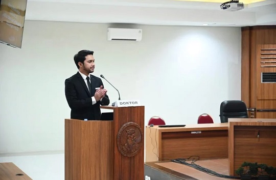 Konsisten Tempuh Pendidikan, Dharma Jadi Ahli Hukum Termuda Unair