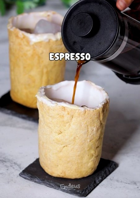 Resep ini nikmat banget deh. Kue yang jadi cangkir dan berisi kopi dan susu, mantap banget! (Foto: Dok. Endeus TV)