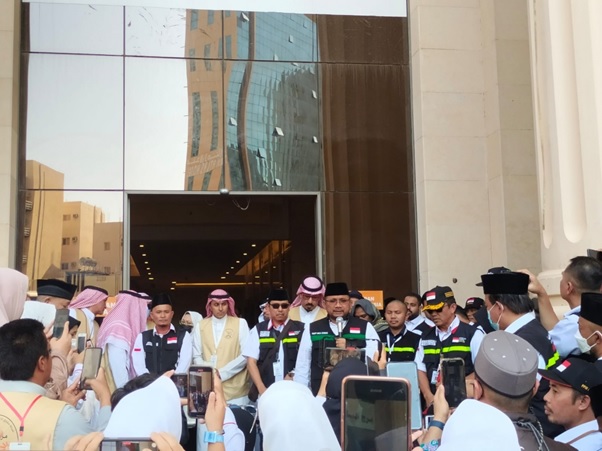 Lepas Kepulangan Perdana Jemaah Haji ke Tanah Air, Menag Sampaikan Permohonan Maaf