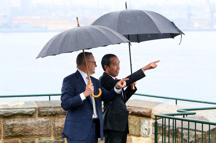 Momen PM Albanese-Jokowi Pandangi Sydney Opera House di Bawah Rintik Hujan