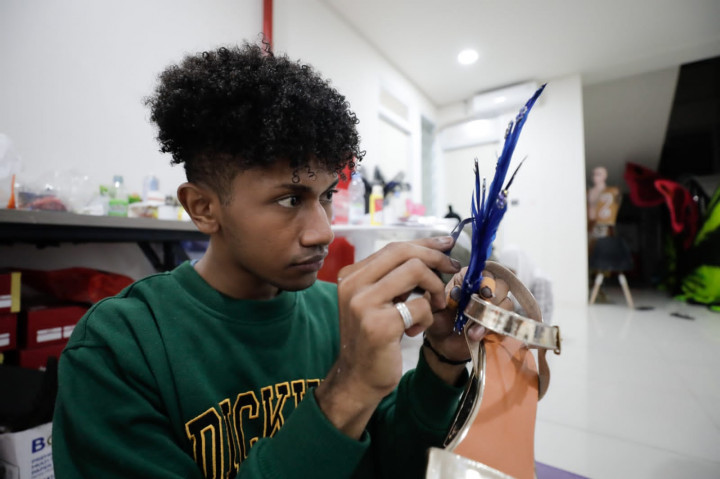 Pemuda Binaan BIN Rancang Busana untuk Papua Street Carnival