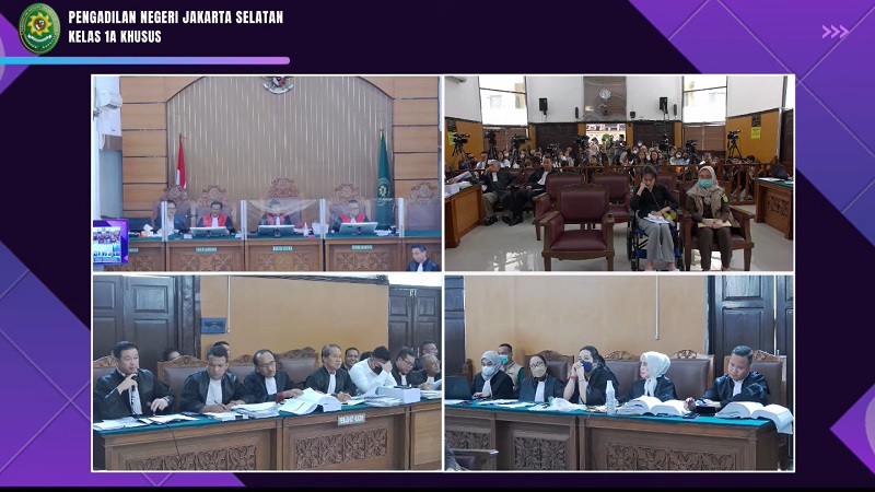 Mantan pacar Mario Dandy memakai kursi roda di sidang (YouTube PN Jaksel)