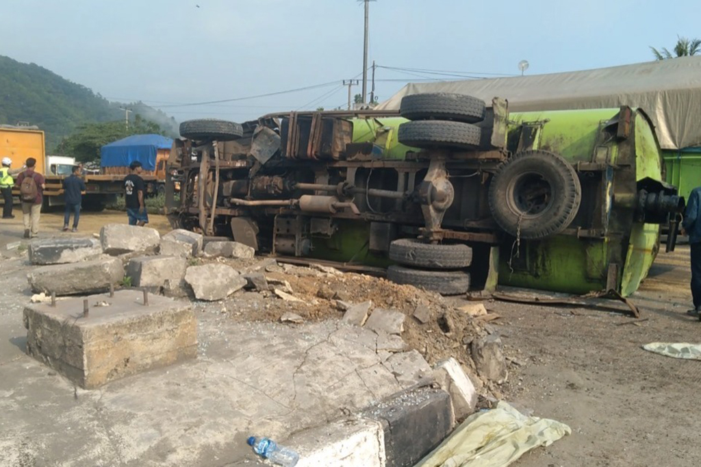Sebuah Mobil Tangki Muatan Minyak CPO Terguling di Jalan Lintas Sumatra