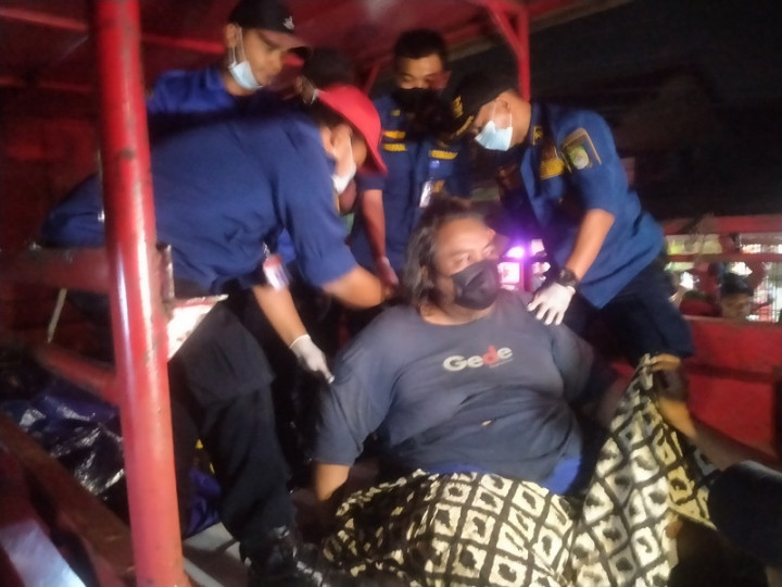 Evakuasi Pria Berbobot 200 Kg Pakai Troli dan Truk Damkar
