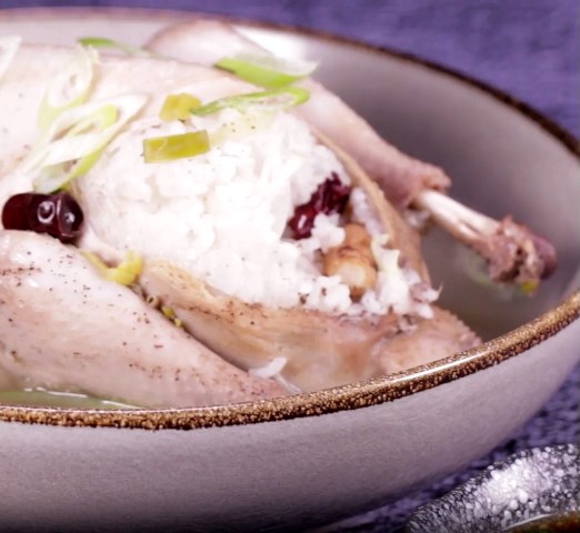 Penasaran bagaimana gimana cara buat samgyetang? Simak resepnya. (Foto: Dok. Endeus TV)