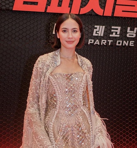 Potret Menawan Pevita Pearce Kenakan Gaun Mini Berkilau di Premier Mission Impossible 7