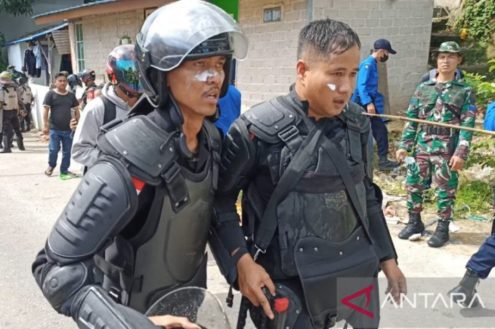 Seorang Anggota Brimob Kena Anak Panah Saat Penggusuran Permukiman Liar di Batam