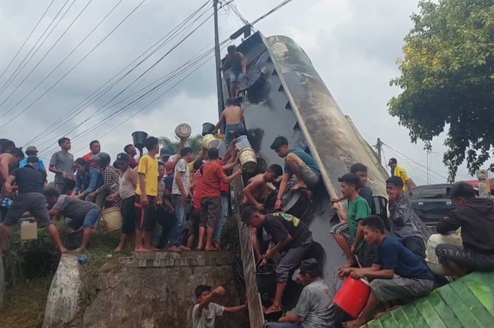 Ratusan Warga Berebut Tumpahan Minyak Goreng dari Truk Tangki yang Terjungkal ke Sungai
