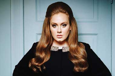 Adele Minta Penonton Konser Tak Menimpuk Artis di Panggung