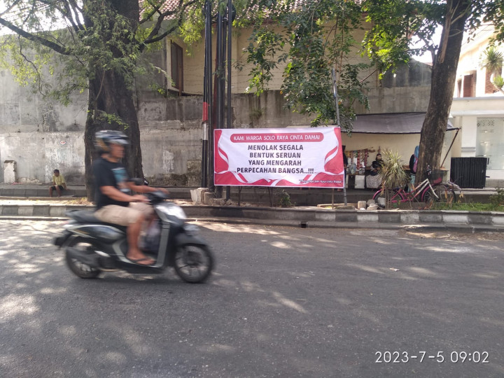 Dinilai Meresahkan, Spanduk <i>People Power</i> di Kota Solo Diturunkan