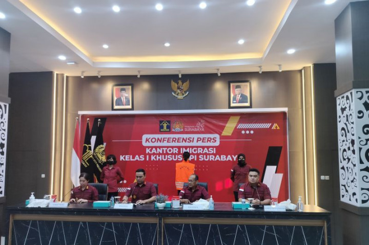 WN Tiongkok <i>Nyambi</i> Joki Tes Bahasa Inggris Dibekuk Imigrasi