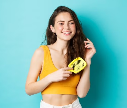 Mau Rambut Sehat dan Lebat? Begini 3 Cara Menyisir yang Tepat