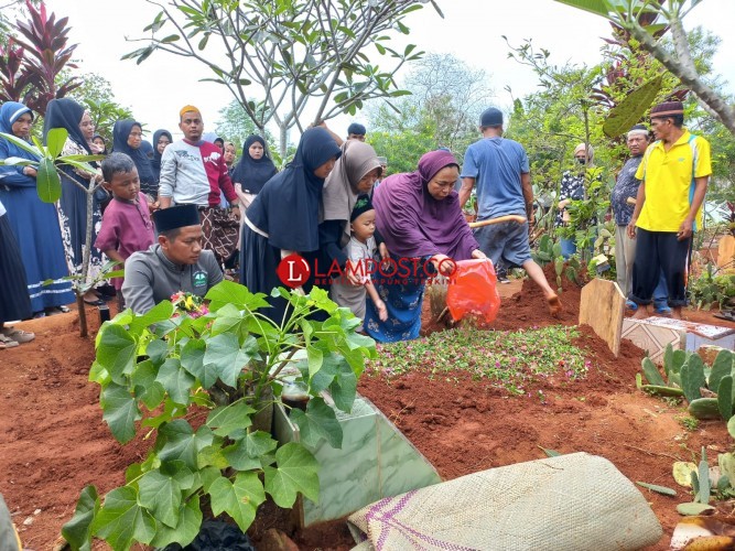 4 Korban Tewas Lift jatuh di TK Az-Zahra Bandar Lampung Dimakamkan Satu Liang Lahat
