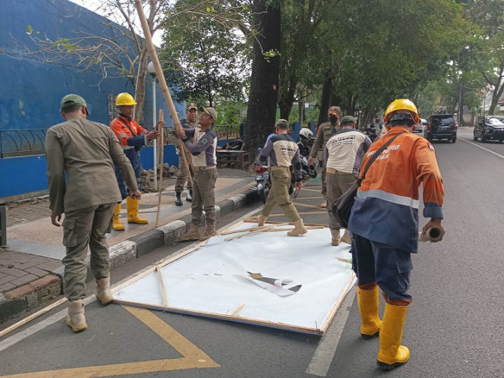 Melanggar Perda, Baliho Bacaleg di Malang Diturunkan Satpol PP