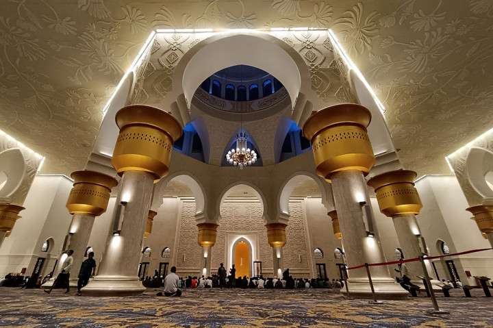 Melihat Sudut Keindahan Masjid Sheikh Zayed Solo