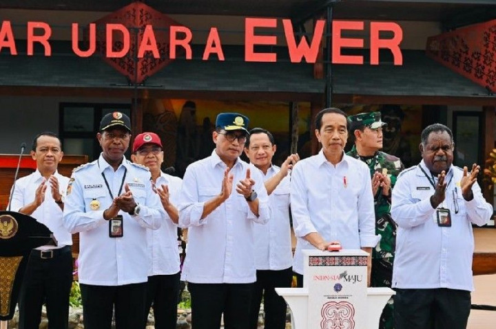 Warga Asmat Antusias Sambut Kedatangan Presiden Jokowi