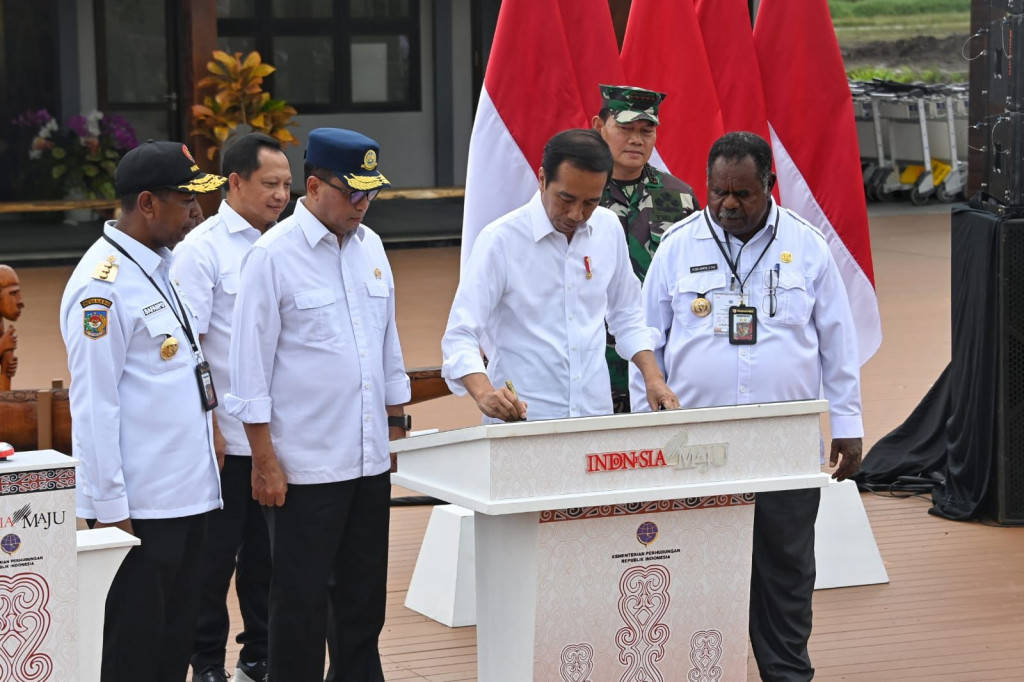 Presiden Jokowi meresmikan Bandar Udara Ewer di Kabupaten Asmat, Papua Selatan. Foto: dok Kemenhub.